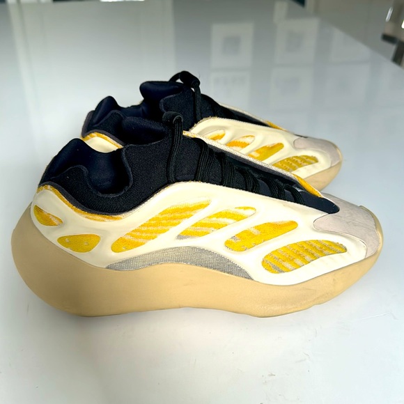 Yeezy 700 V3 'Mono Safflower' - Picture 3 of 8